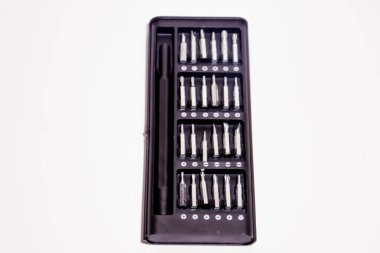 beyaz arkaplanda bir kutuda tornavida