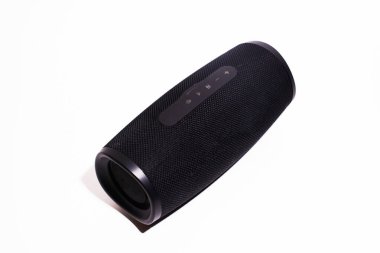 Siyah kablosuz hoparlör beyazda izole edildi