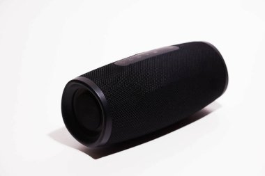 Beyaz arkaplanda kablosuz hoparlör, görüntüyü kapat