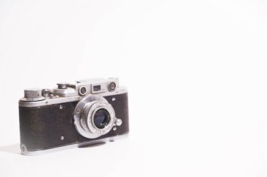 Beyaz arkaplanda eski kamera