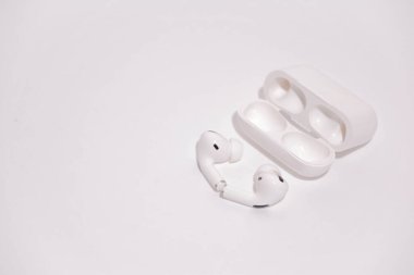 Müzik dinlemek için beyaz kulaklıklar