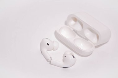 Beyaz kulaklıklı modern kablosuz kulaklıklar.