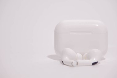 Dinlemek ve müzik dinlemek için beyaz kablosuz kulaklıklar.