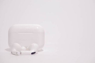 Beyaz arka planda beyaz kablosuz kulaklıklar