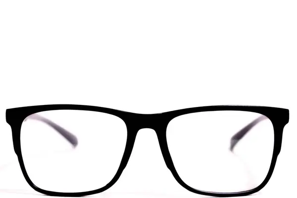 Beyaz arkaplanda izole edilmiş siyah lensli gözlük
