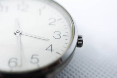 yakın plan - beyaz arkaplanda siyah bir saat