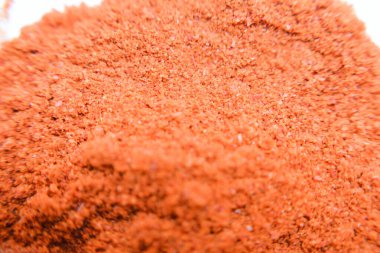 Beyaz arkaplanda kırmızı tuz