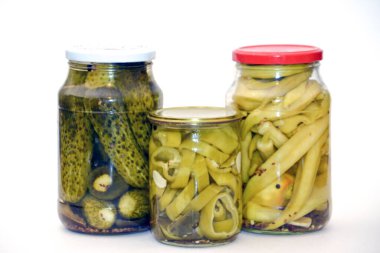 Cam kavanozlarda salatalık turşusu ve salatalık turşusu..