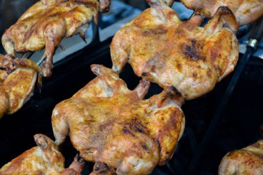 Markette kızarmış tavuk bacağı..