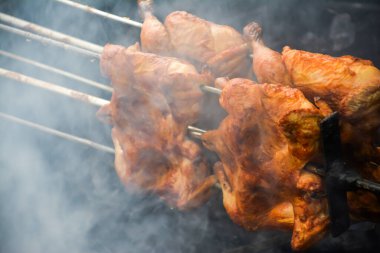 Izgara tavuklu barbekü.