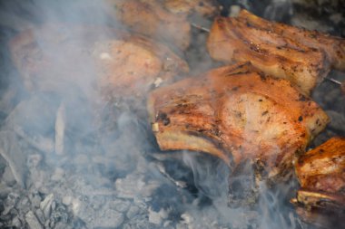 Domuz barbeküsü. Izgarada et