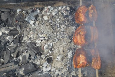 Tavuklu barbekü, şiş kebap ve domuz eti. Barbeküde yemek pişirmek. Izgarada et pişirme süreci. Barbeküde ızgara et ve şiş.