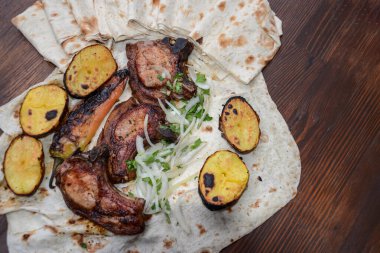 Sebzeli ve baharatlı ızgara tavuk kebabı. Kapat.