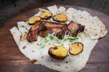 Sebzeli ve baharatlı ızgara et.