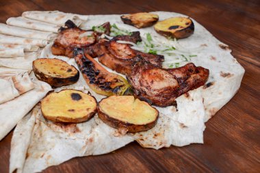 Tahta masada kebap ve sebze