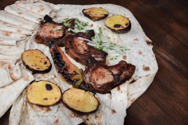 Lezzetli ızgara tavuk. Sebzeli ve baharatlı.