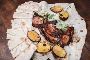 Tabakta sebzeli ızgara et.