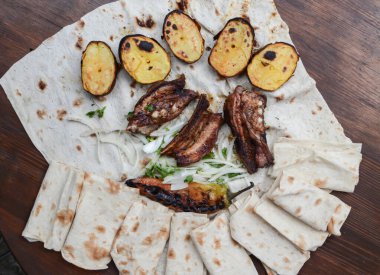 Tabakta sebzeli ızgara et.