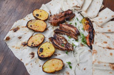 Sebzeli ve otlu ızgara et