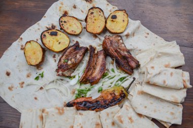 Patates ve sebzeli ızgara pirzola.