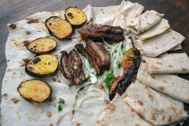 Sebzeli ve otlu ızgara kebap.