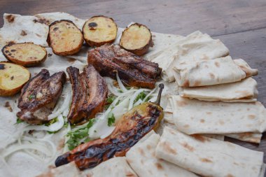 Izgara kebap ve patates.