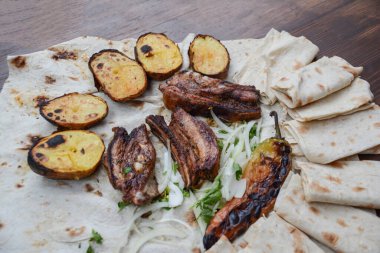 Lezzetli ve kızarmış kaburga ve patates.