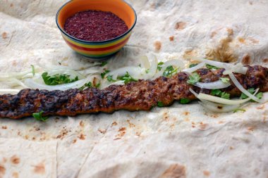 Soğanlı ve sebzeli kebap.