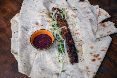 Tabakta lezzetli bir Türk kebabı.