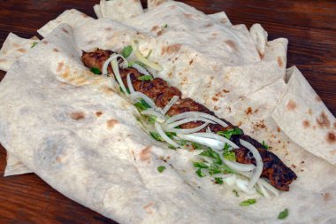 sığır etli pide, soğan, otlar, pide ve pide