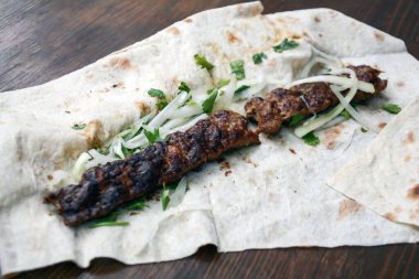 Sebzeli ızgara shkebab ve masada pide..