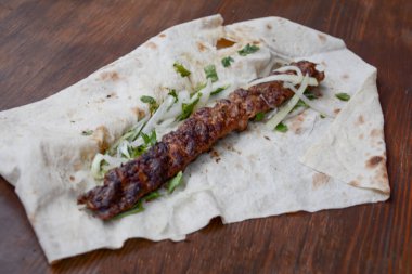 etli, sebzeli ve baharatlı pita ekmeği