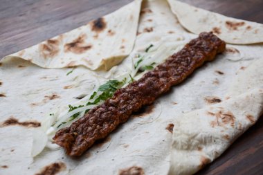 Türk geleneksel donör kebabı, beyaz tabakta ekmek..