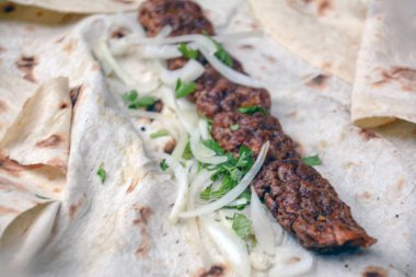 Türk kebabı, beyaz tabakta ekmek.