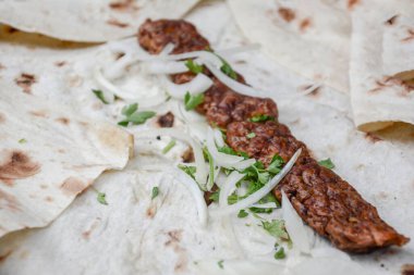 etli, sebzeli ve baharatlı pita ekmeği