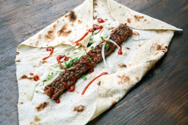 Tahtada sığır eti ve ekmek.