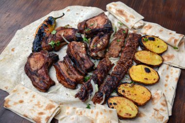 Izgara kuzu pirzolası, pide ve patates.