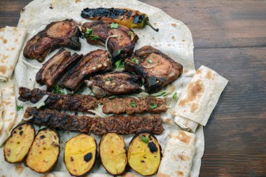 Sebze ve pide ile ızgara et.