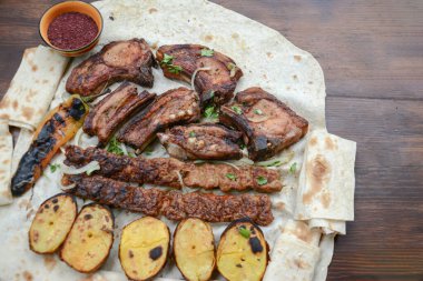 Kızarmış et ve sebzeler masada.