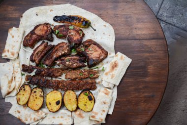 Izgara et ve sebzeli barbekü.