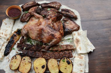 Patates ve sebzeli kızarmış tavuk.