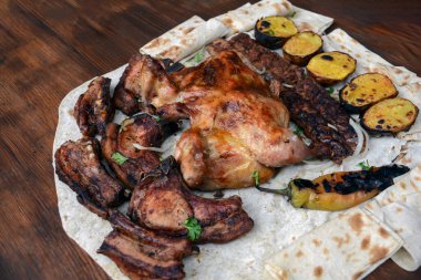 Sebze ve otlu ızgara tavuk.