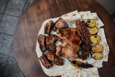 Sebzeli ve etli ızgara kebap.