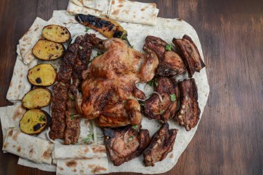 Masada patates ve sebzeli tavuk var.