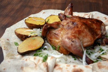 Sebzeli ve baharatlı kızarmış tavuk.