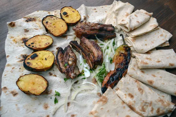 Sebzeli ve otlu ızgara kebap.