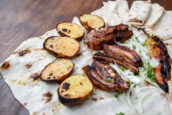 Izgara domuz pirzolası ve sebze.