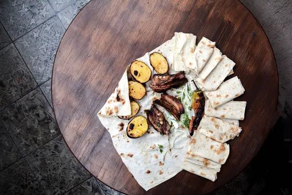 Kızarmış tavuk kanadı, patates ve sebzeli.