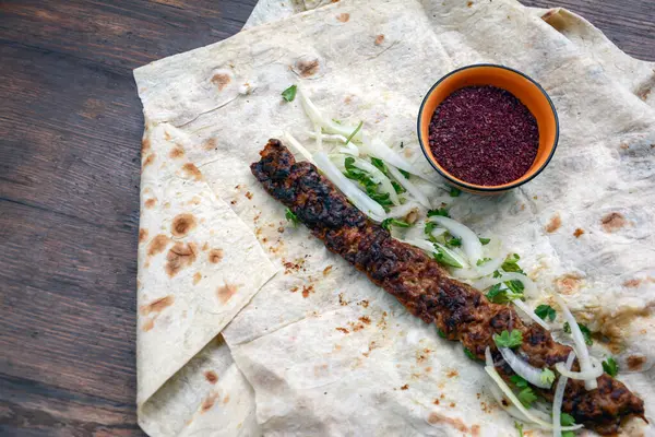 Geleneksel Türk kebabı, pide ve soğanlı Türk kebabı.