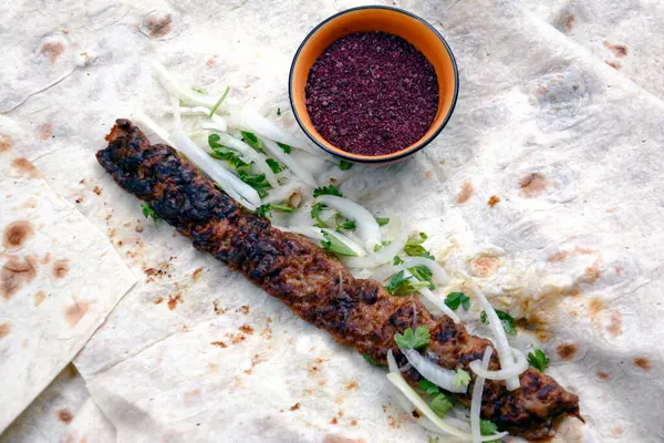 Türkçe ve Arapça geleneksel ramazan kebabı kıymalı